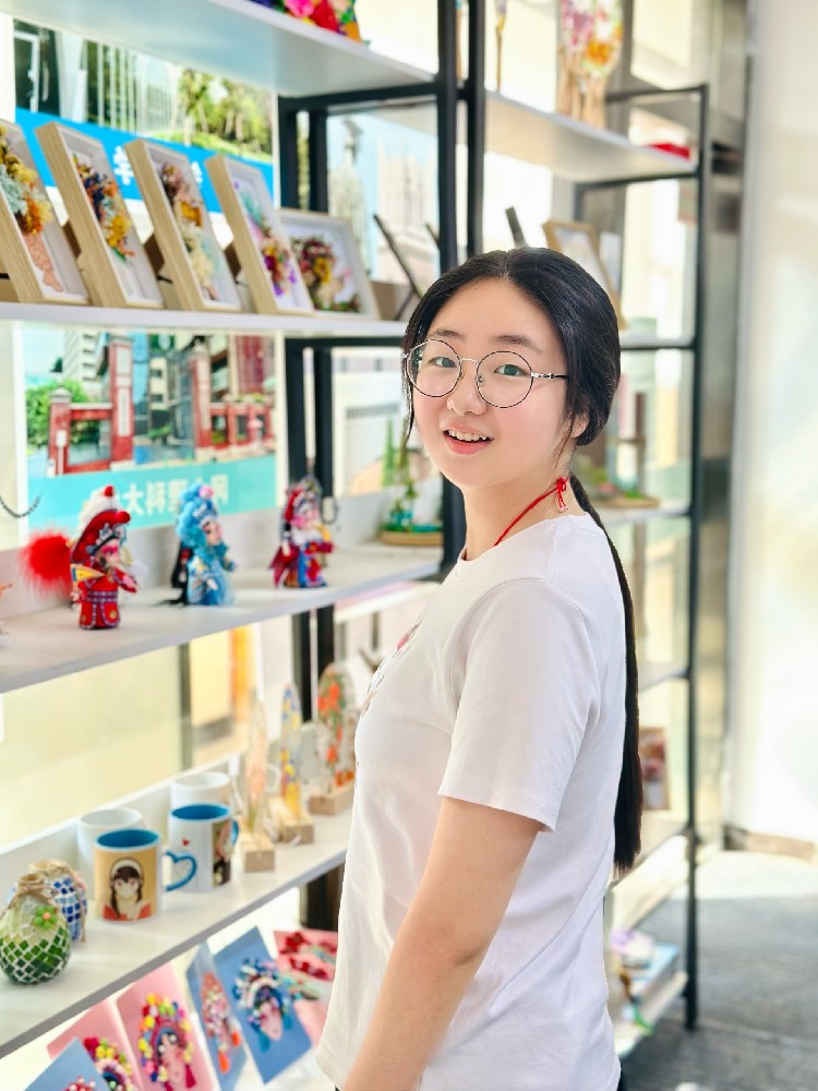 從“電腦小白”到企業(yè)爭(zhēng)搶的“設(shè)計(jì)新星”，她在新華的沃土上逐光生長(zhǎng)