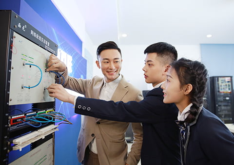 工業(yè)智能機(jī)器人