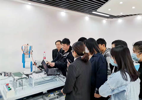 工業(yè)智能機(jī)器人